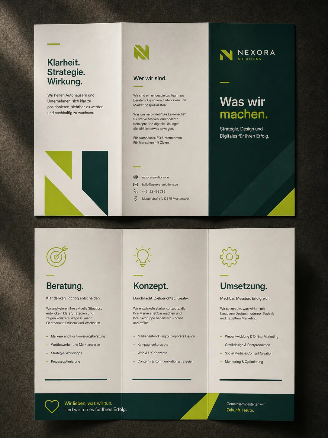 Aufgefalteter A4-Falzflyer mit klarer Informationsarchitektur in deutscher Sprache