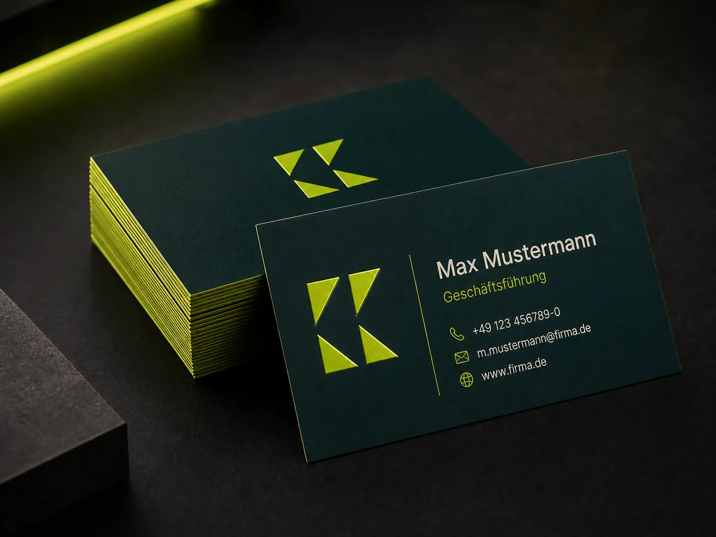 Professionell gedruckte Visitenkarten mit Soft-Touch-Veredelung – PALA-Designbeispiel